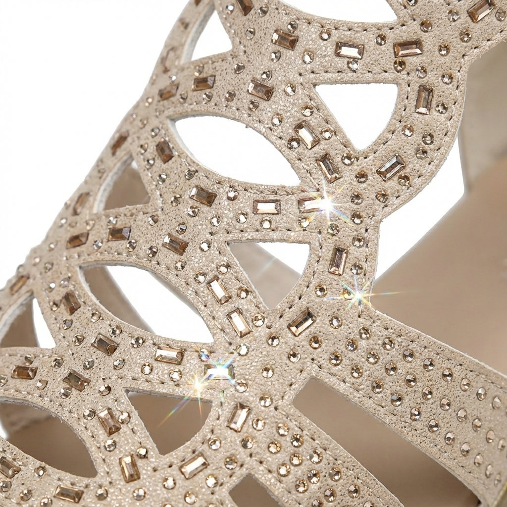 Sandalias beige con pedrería brillante en las tiras troqueladas, detalle de calado