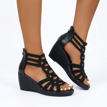 Sandalias ergonómicas GIULIETTA negras de cuña baja y tiras troqueladas