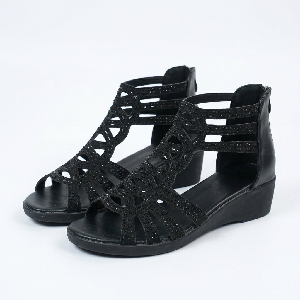 Sandalias negras con tiras troqueladas y plataforma baja, diseño abierto tipo bota