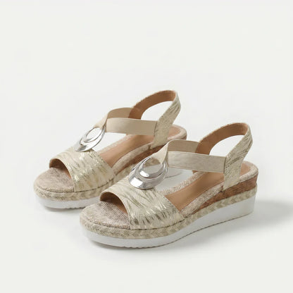Sandalias ortopédicas beige claro con textura plateada y hebilla plateada redonda