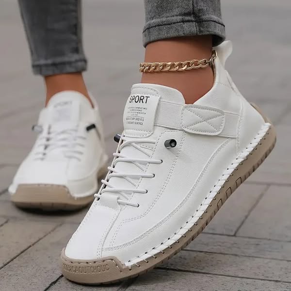Zapatillas ortopédicas blancas con cordones, tira de velcro y suela acolchada rayada
