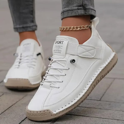Zapatillas ortopédicas blancas con cordones, tira de velcro y suela acolchada rayada