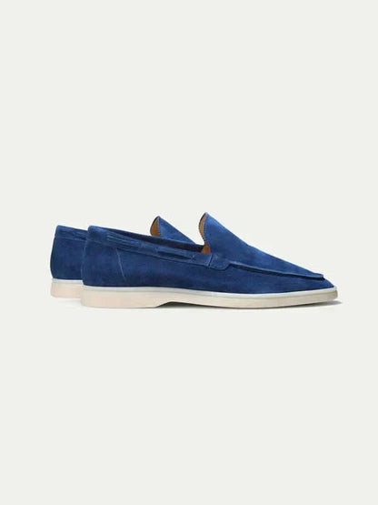 Mocasín de ante azul marino con pala y suela blanca
