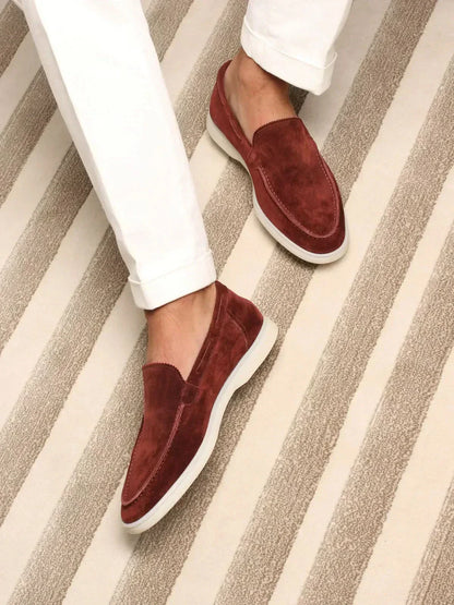 Mocasines de ante burdeos, slip-on, con suela blanca.