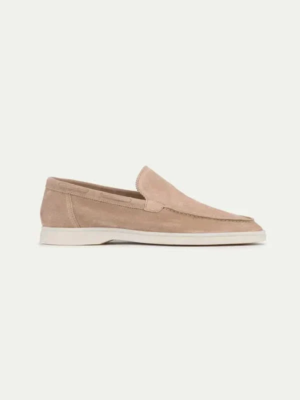 Mocasín de ante color caramelo con suela blanca, sin cordones y pala lisa.
