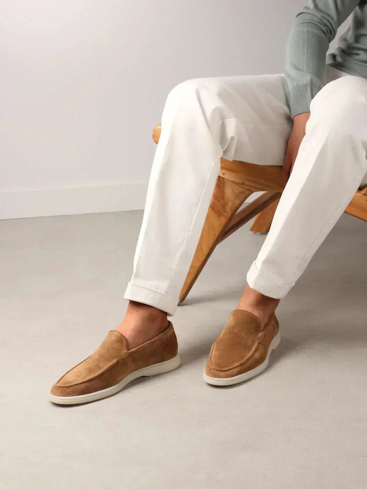 Mocasines de ante caramelo con suela blanca, usados con pantalón claro