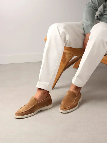 Mocasines de ante caramelo con suela blanca, usados con pantalón claro