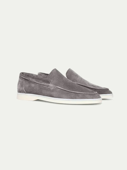 Mocasín de ante gris con pala y suela blanca