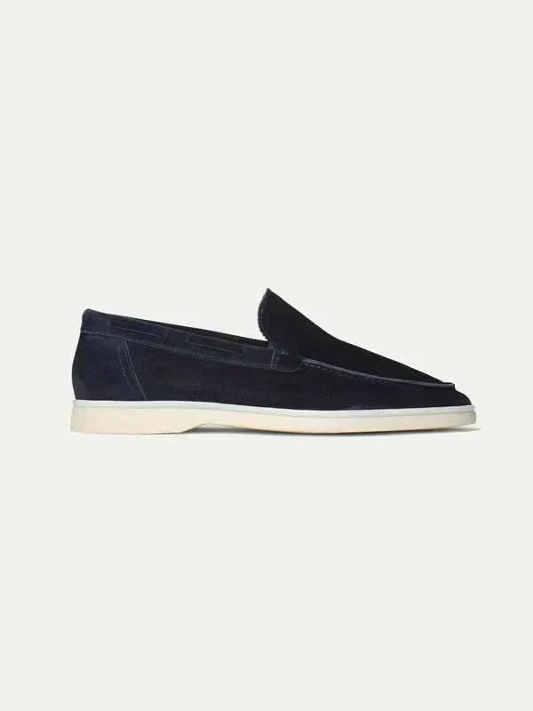 Mocasín de ante azul marino oscuro con suela blanca