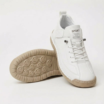 Zapatillas ortopédicas blancas con cordones y etiqueta lateral; suela de goma con dibujo