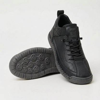 Zapatillas ortopédicas negras con cordones y velcro; suela de goma con agarre
