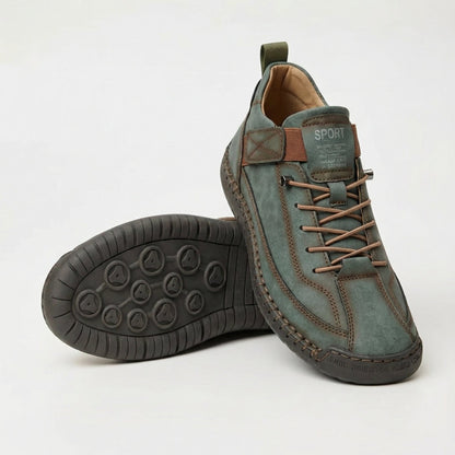 Zapatillas ortopédicas verde oscuro con cordones, paneles acolchados y suela antideslizante.
