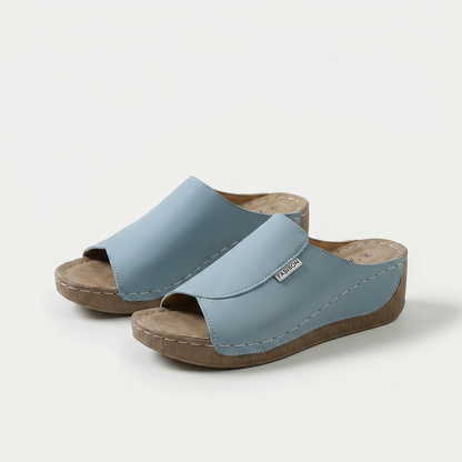 Sandalias de mujer azul claro con abertura en el dedo y suela de cuña