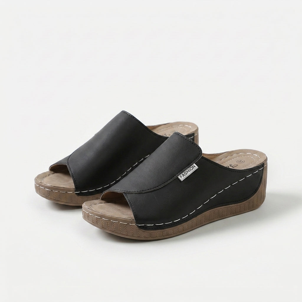 Sandalias de mujer negras con tira ancha y suela de cuña de goma
