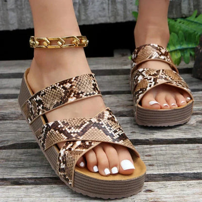 Sandalias ortopédicas estampado serpiente con tiras anchas y plataforma de cuña