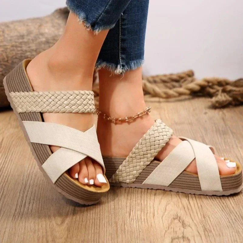 Sandalias ortopédicas blancas con tiras trenzadas y plataforma de cuña