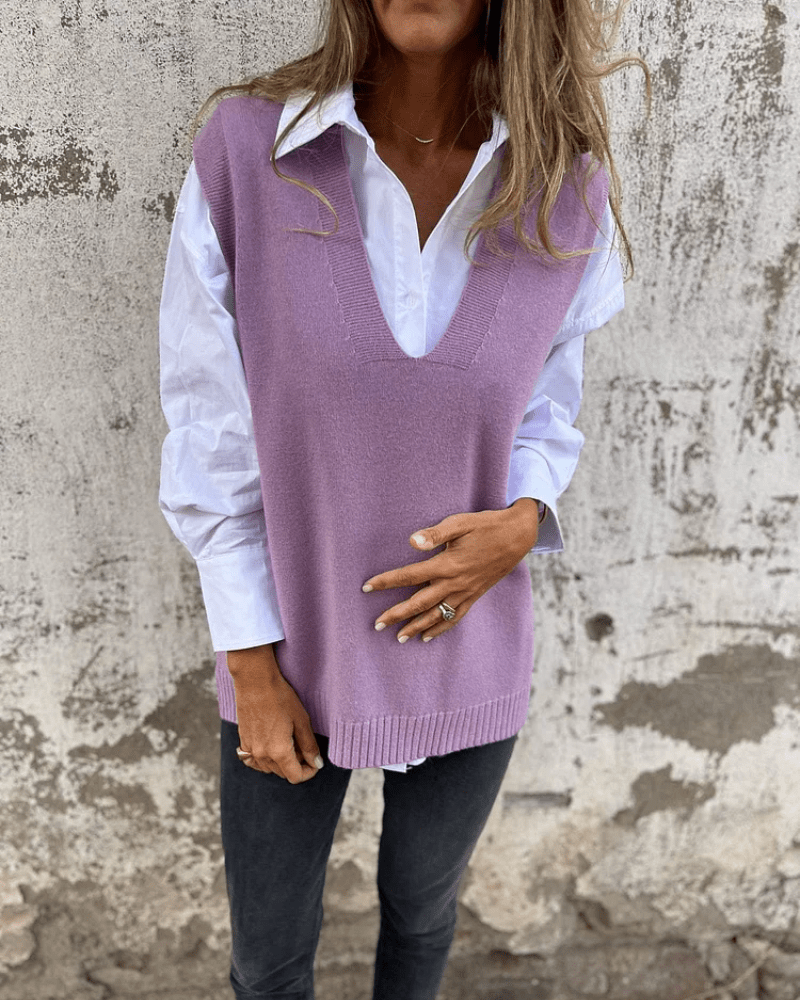 Chaleco de punto superpuesto violeta con camisa blanca visible en el escote