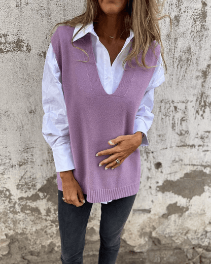 Chaleco de punto superpuesto violeta con camisa blanca visible en el escote