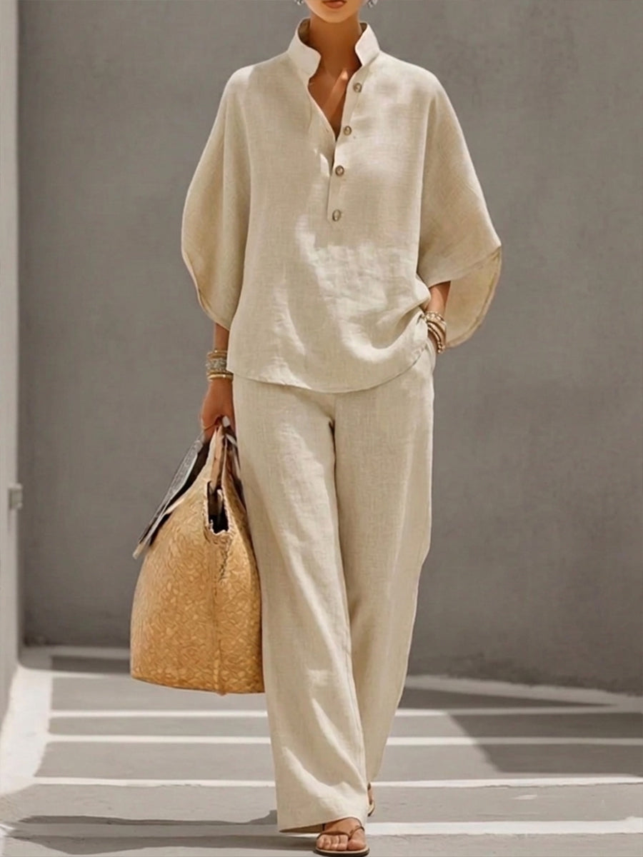 Conjunto elegante crema: blusa tipo polo con botones y pantalón recto