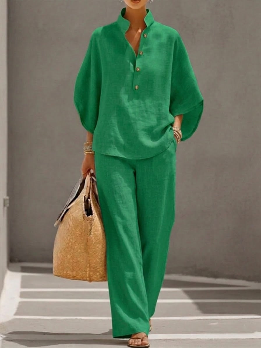 Conjunto elegante verde: blusa tipo polo con botones y pantalón recto