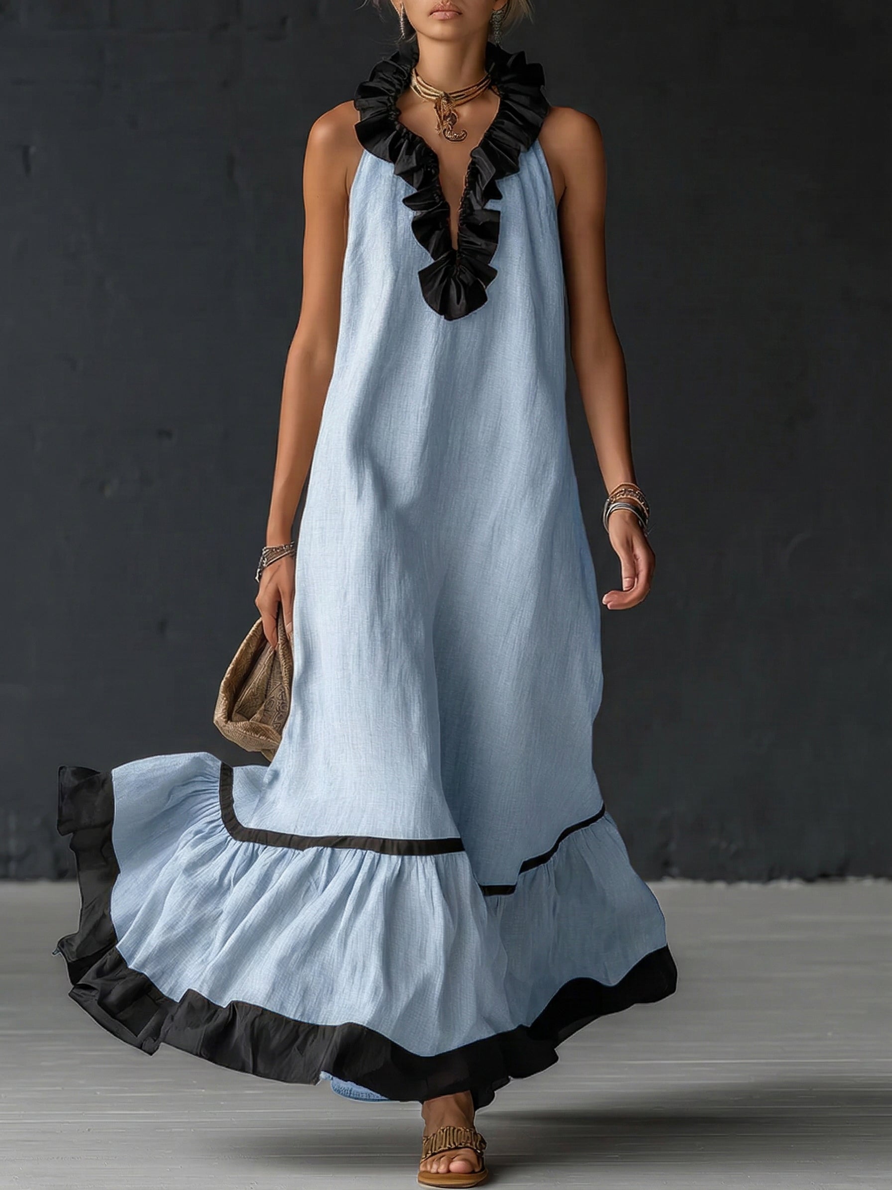 Vestido largo sin mangas celeste con volantes negros en el escote y falda con borde
