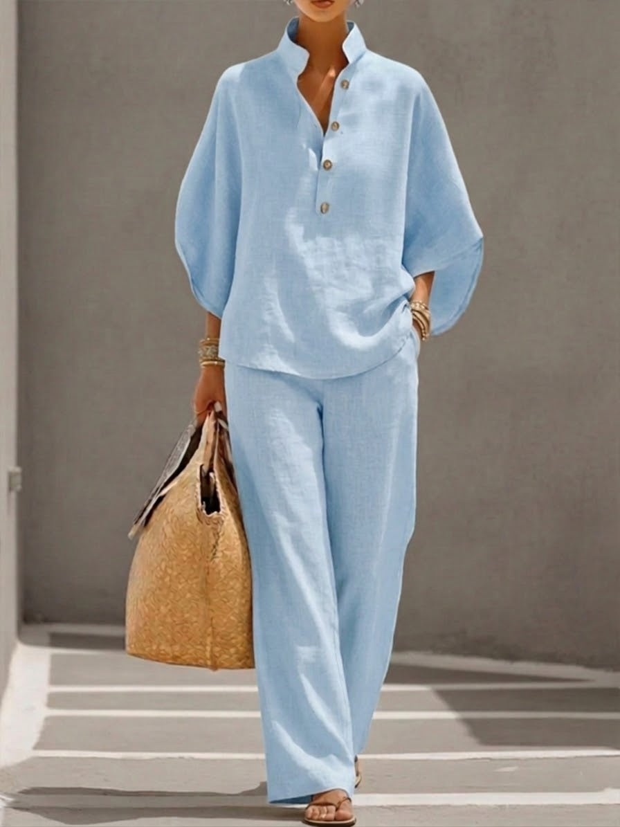 Conjunto elegante azul claro: blusa tipo polo con botones y pantalón recto