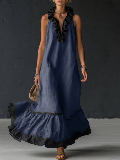 Vestido largo sin mangas azul con volantes negros en el escote y ribete en el bajo