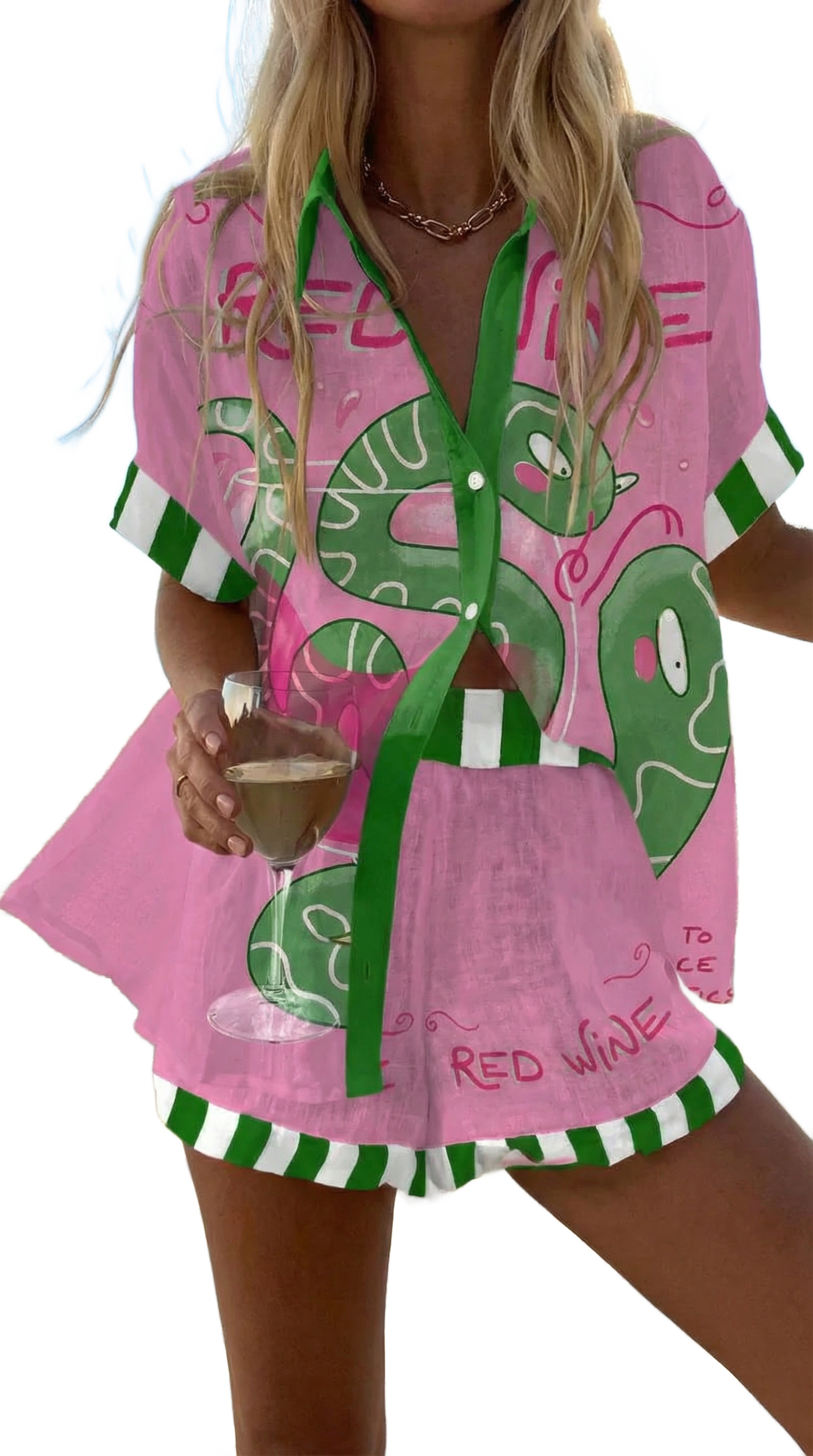 Conjunto de serpiente rosa con estampa verde y botones frontales, incluye pantalón corto a juego