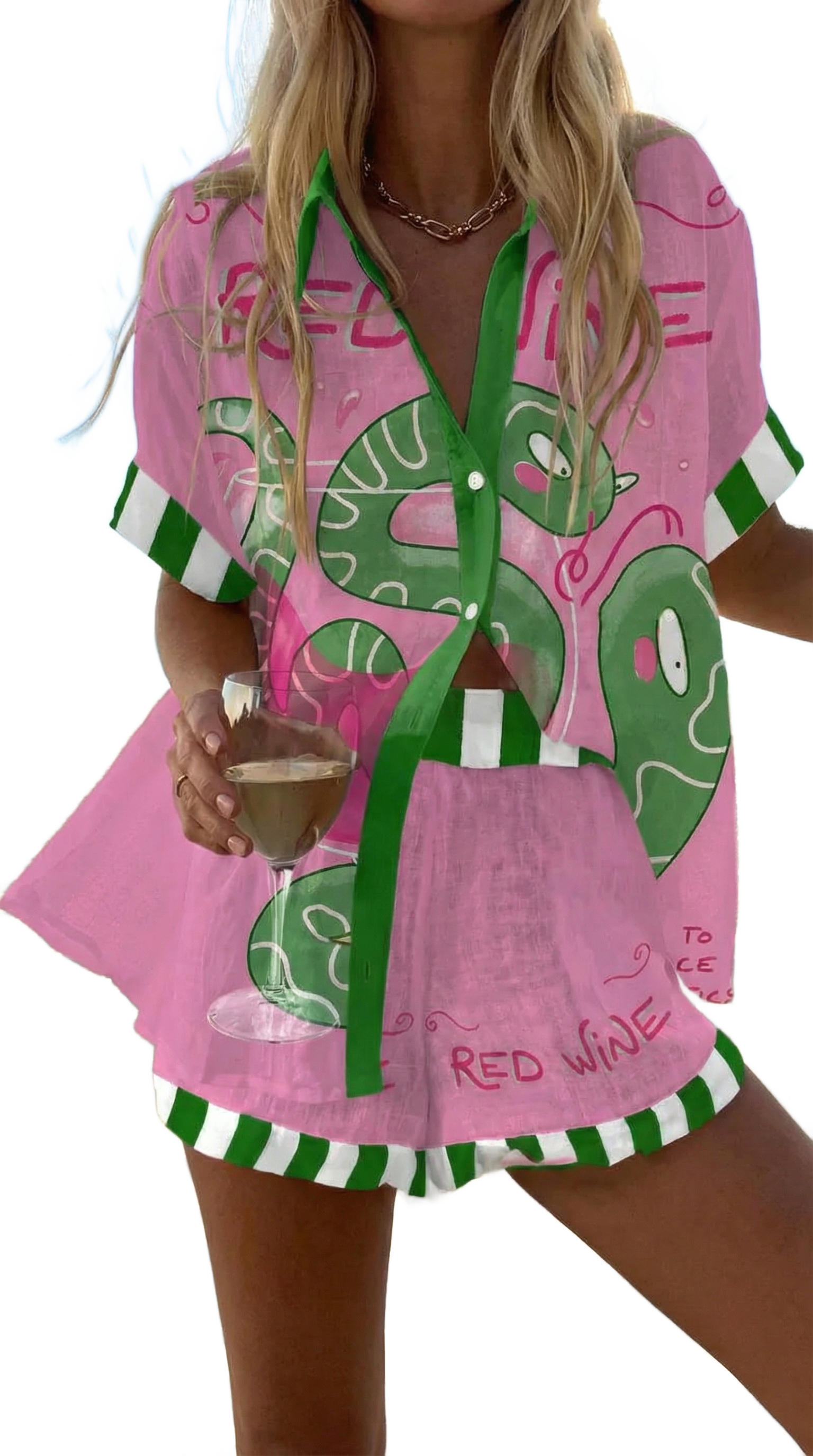 Conjunto de serpiente rosa con estampa verde y botones frontales, incluye pantalón corto a juego