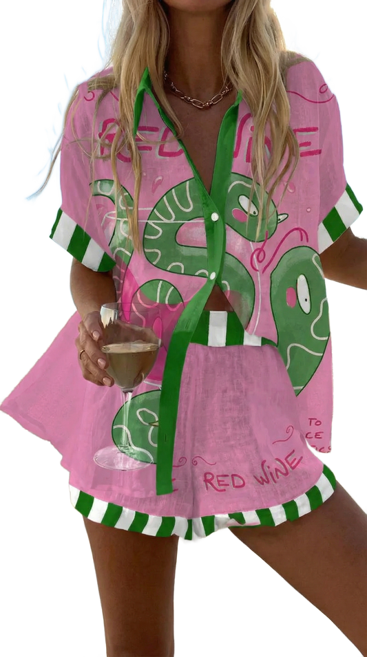 Conjunto de serpiente rosa con estampa verde y botones frontales, incluye pantalón corto a juego