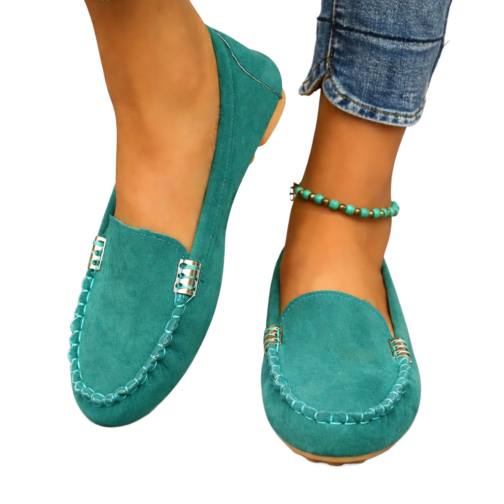 Bailarinas tipo mocasín Kaia de ante verde esmeralda, con hebillas metálicas en la pala