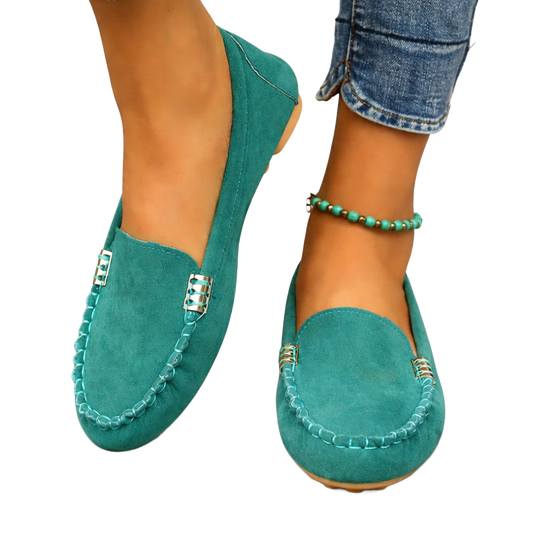 Bailarinas tipo mocasín Kaia de ante verde esmeralda, con hebillas metálicas en la pala