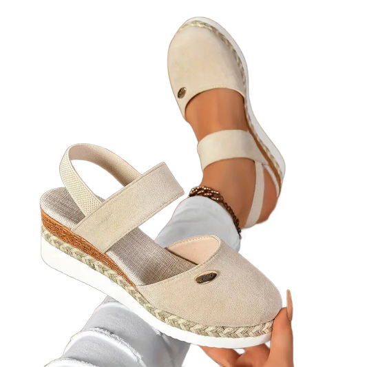 Sandalias beige claro tipo cuña con dos tiras cruzadas y suela de yute