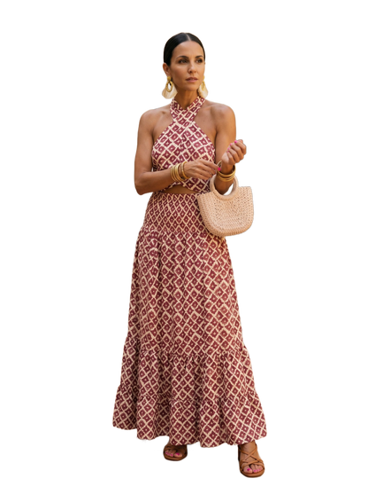 Vestido largo rojo con estampado geométrico, escote halter y falda con caída