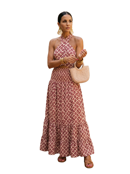 Vestido largo rojo con estampado geométrico, escote halter y falda con caída
