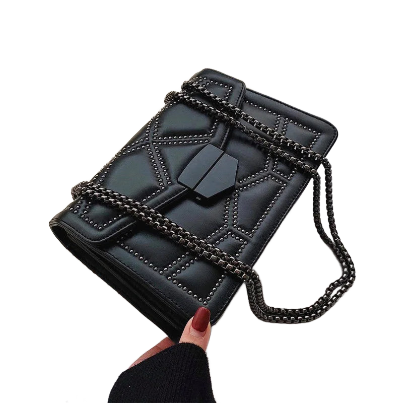 Bolso de hombro negro de PU con cadena y tachuelas, solapa con detalle central
