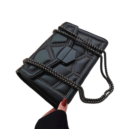Bolso de hombro negro de PU con cadena y tachuelas, solapa con detalle central
