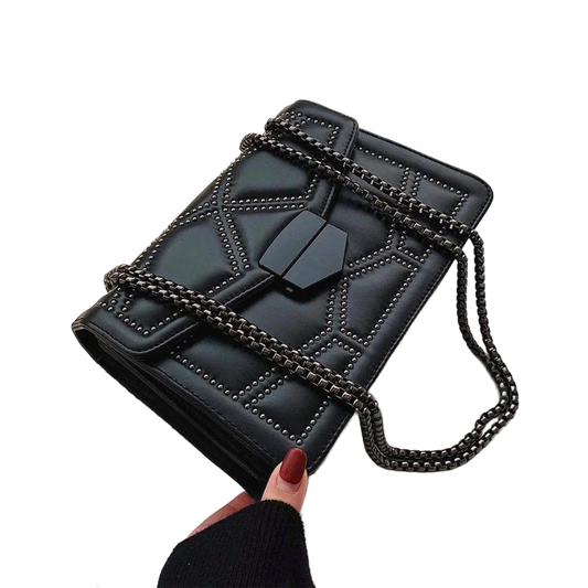 Bolso de hombro negro de PU con cadena y tachuelas, solapa con detalle central