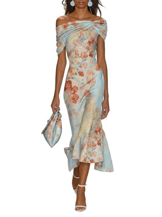Vestido sirena sin mangas con escote drapeado off-shoulder y flores coral sobre azul claro