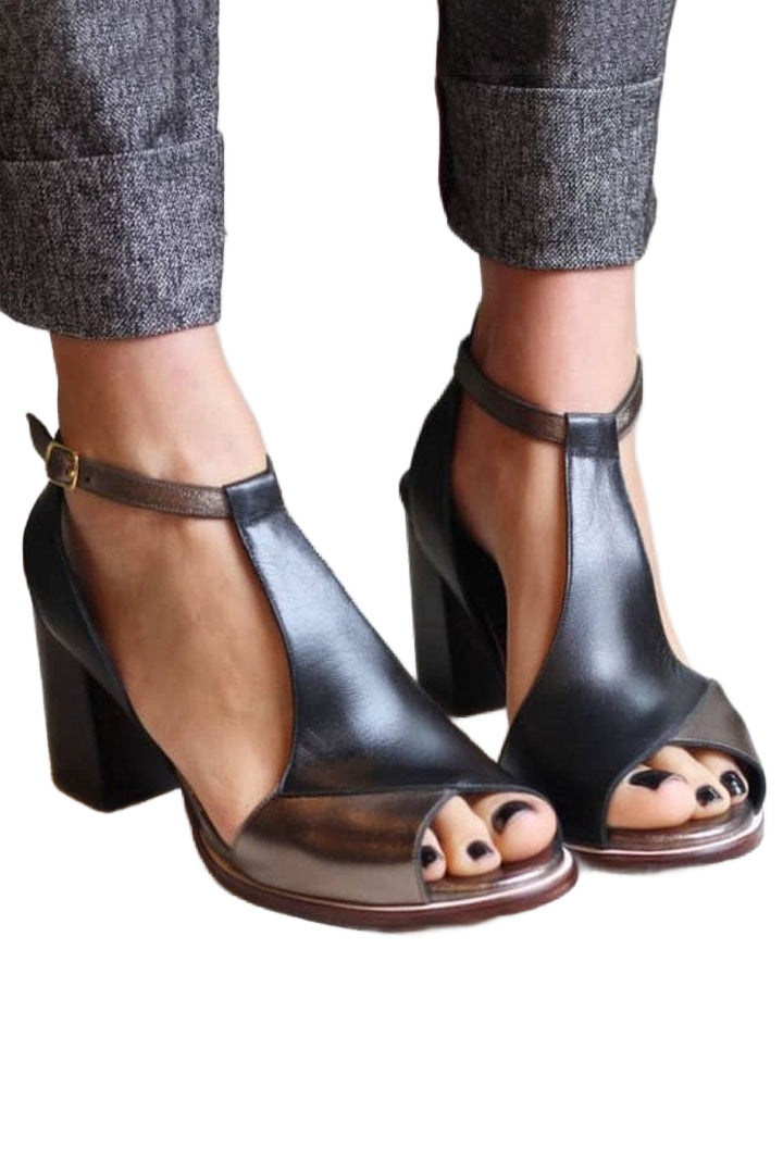 Zapatos de tacón negros con puntera abierta y tacón cuadrado, vista lateral