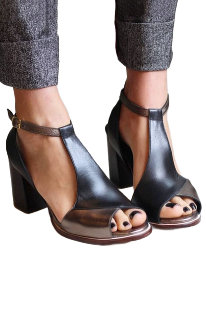 Zapatos de tacón negros con puntera abierta y tacón cuadrado, vista lateral