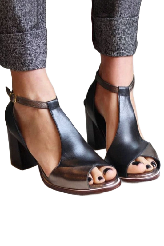 Zapatos de tacón negros con puntera abierta y tacón cuadrado, vista lateral