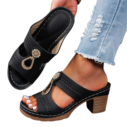 Sandalias ortopédicas de confort negras con tacón alto, perforaciones y broche decorativo