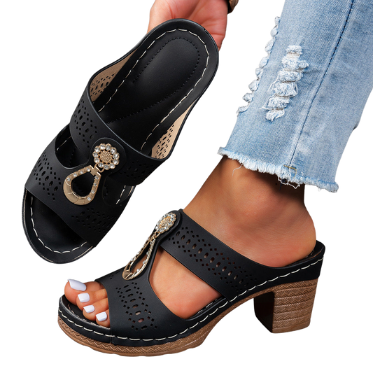 Sandalias ortopédicas de confort negras con tacón alto, perforaciones y broche decorativo