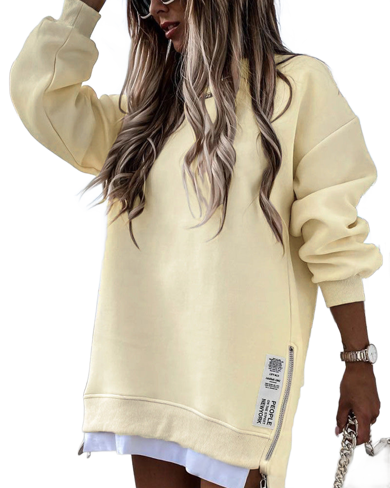 Vestido tipo sudadera amarillo crema de manga larga con abertura lateral y etiqueta