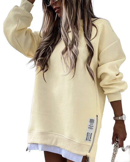 Vestido tipo sudadera amarillo crema de manga larga con abertura lateral y etiqueta