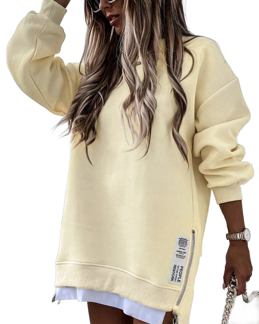 Vestido tipo sudadera amarillo crema de manga larga con abertura lateral y etiqueta