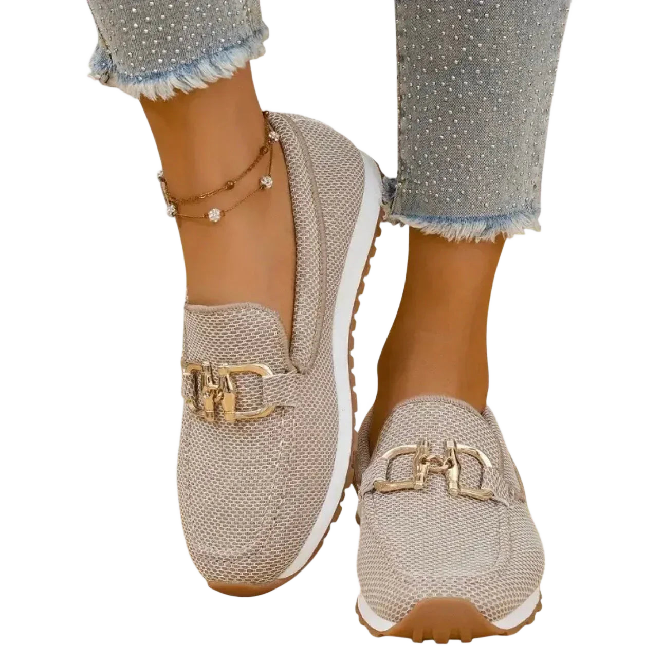 Zapatillas tipo mocasín Chiara beige con adorno metálico dorado y suela beige.