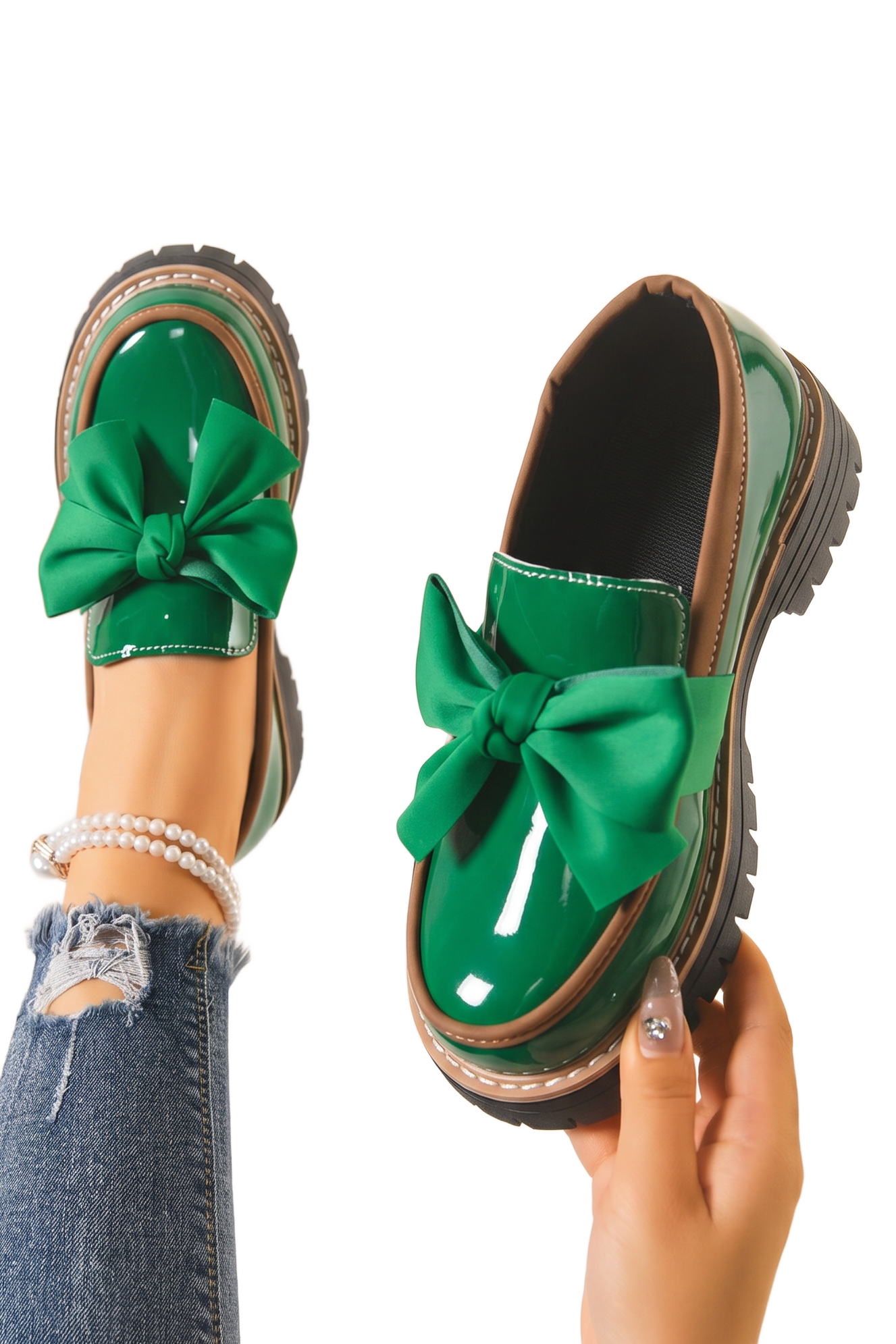 Mocasines con lazo verde brillante y suela gruesa negra, con detalles metálicos.