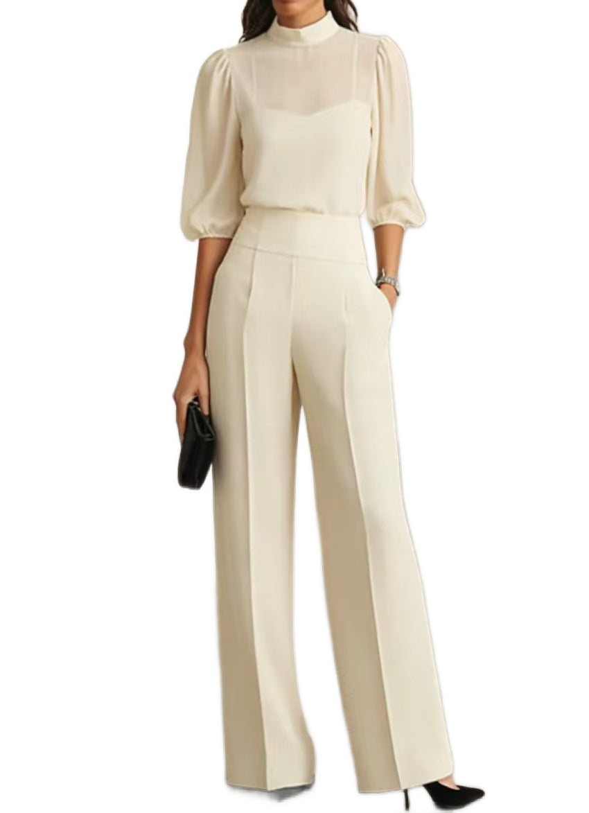Conjunto beige con blusa de cuello alto y pantalón de pierna ancha